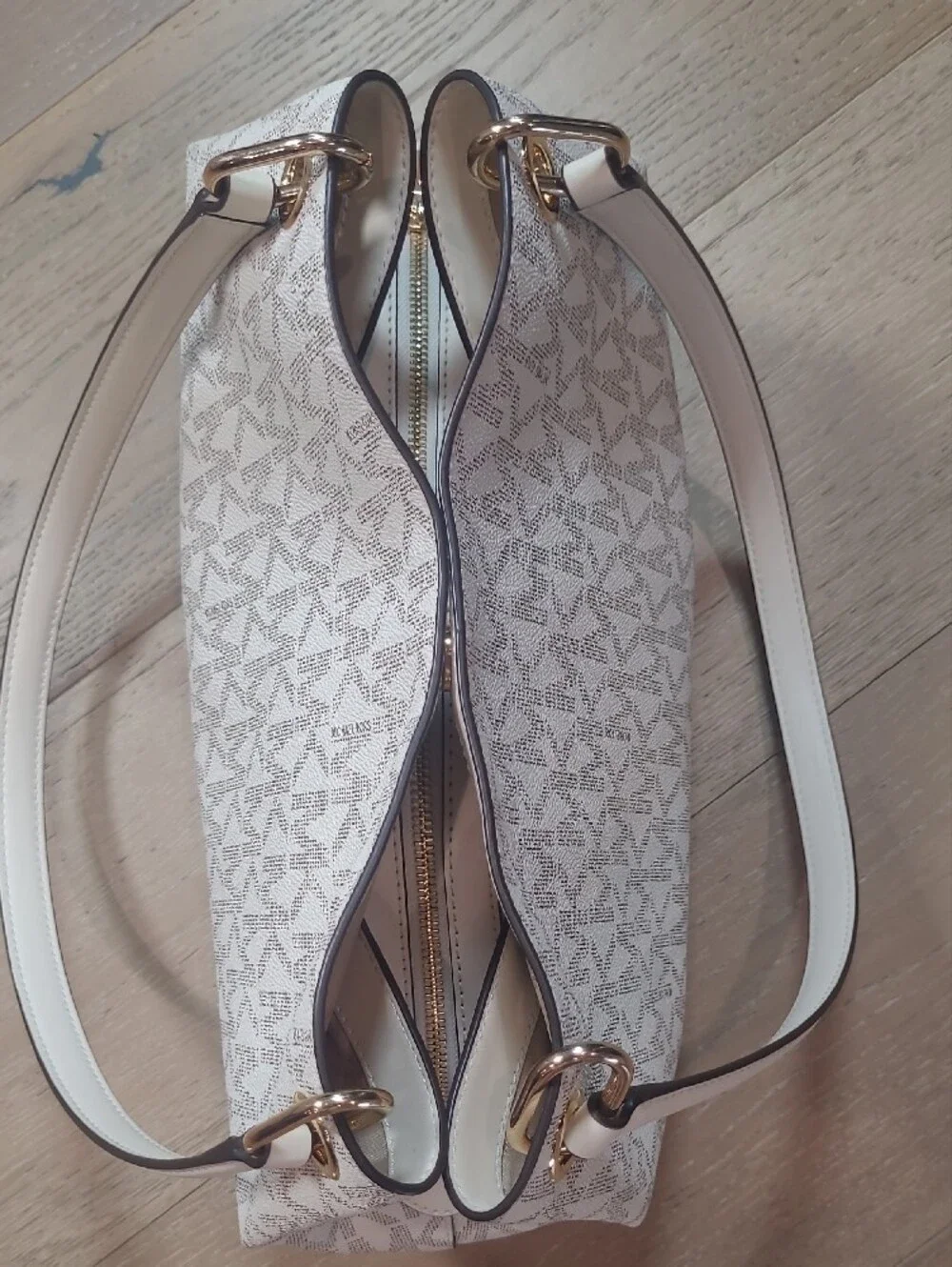 EUC Michael Kors Raven Medium Shoulder Bag Women's Cream Initial Logo Purse